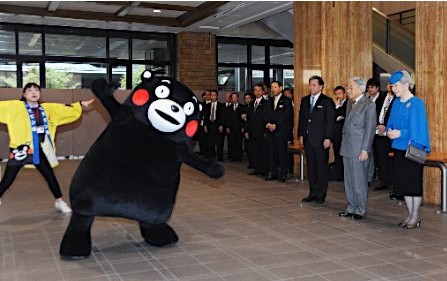 日本天皇夫妇与熊本县吉祥物面对面