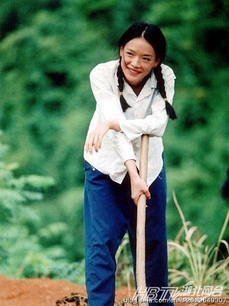 王菲长城赏枫叶梳羊角辫似高中生 女星清纯麻