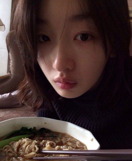 而晒照片至于周冬雨还叫苦面太贵称