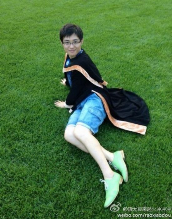 网络晒<em>长腿</em>大赛走红 <em>美女</em>露美腿网友戏称<em>PS</em>大