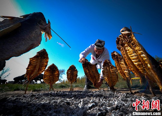 美食,尤以叶尔羌河下游平原水库较多的麦盖提县及巴楚县的烤鱼最负