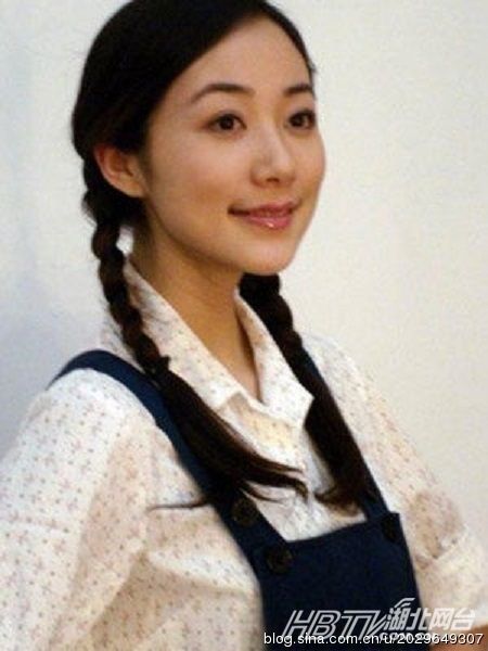 王菲长城赏枫叶梳羊角辫似高中生 女星清纯麻