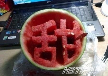 小学生穿夏装表演 如此作秀为哪般? 奇葩校规