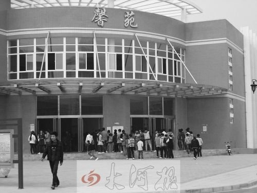 河南一中学推每天15元自助餐 饭可不吃钱必须交