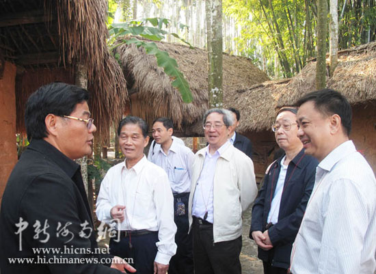 林为团长的港澳台侨委员会代表团一行,在保亭县委书记郑作生和县政
