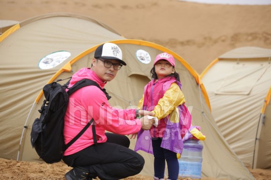 《爸爸去哪儿》第四期今晚播出:石头用受伤的