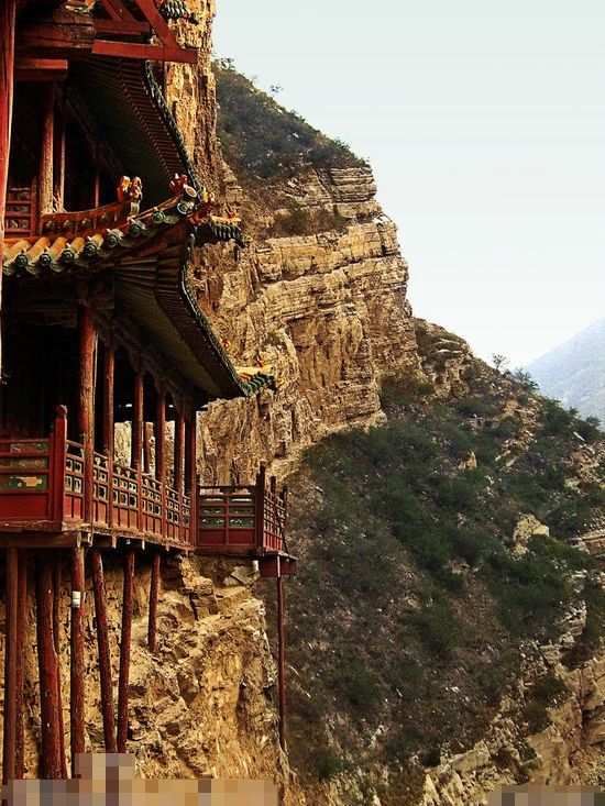 恒山风景管理局悬空寺管理处负责人胡觉非回应称,由于采坑位置距离