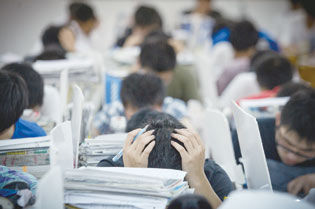 安徽省六安市毛坦厂镇金安中学学生上晚自习。新华社记者郭晨摄
