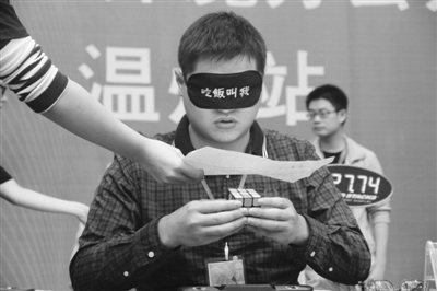 16秒26! 温州<em>女生</em>刘伊玮单手还原<em>魔方</em>破世界纪