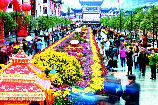 <em>湖北恩施</em>州土家<em>女儿城</em>用万盆菊花迎八方游客-