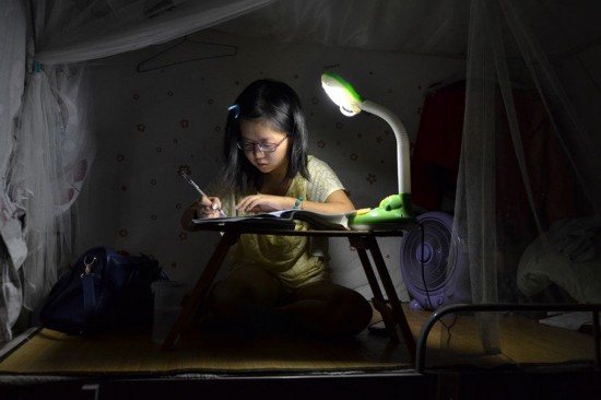 <em>女大学生</em>真实的宿舍生活走红 女汉子彪悍照(图