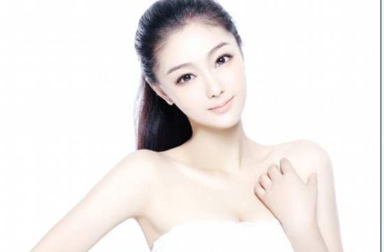 当红女星尚婼熙跨国代言 人气女星秀水嫩肌肤