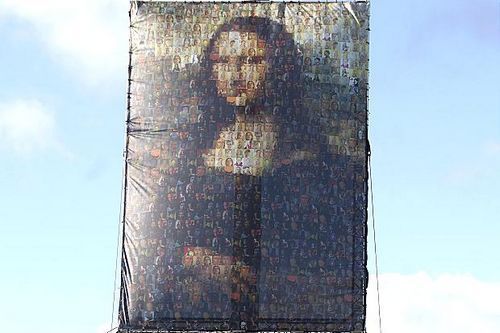 英国伦敦近日出现一幅巨型《蒙娜丽莎的微笑》,由83幅自画像拼接而成。