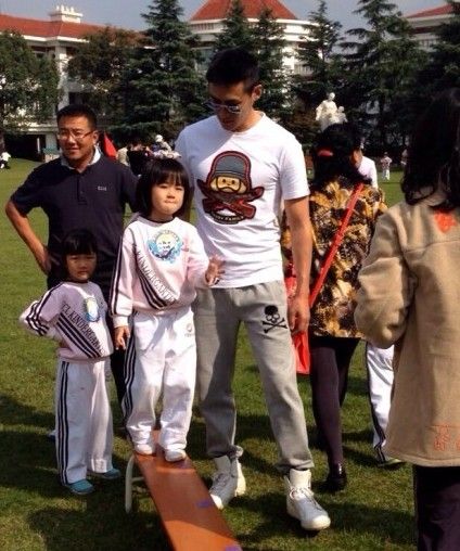 陆毅参加5岁女儿亲子运动会网友：快报名《爸爸》