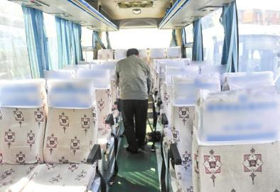 伙乘乐山至成都大巴 司机距停车致其拉裤子(图