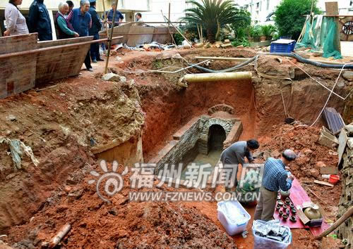 一座深两米多的青砖墓穴横卧在两栋居民楼中间