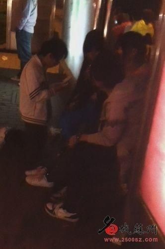 小男生双膝跪地,对面前扎马尾的女生告白。(网友视频截图)