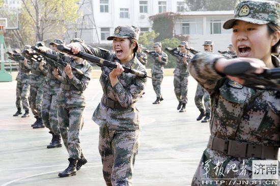 组图:济南<em>军区女兵</em>练刺杀操英武不让须眉【6】