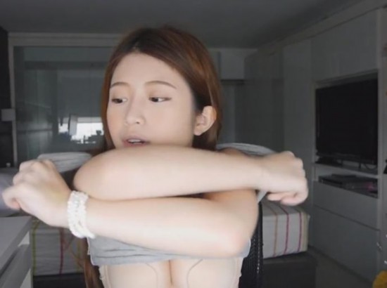 <em>鸡排妹</em>挺同性恋草案 边说边脱只剩内衣--福建频