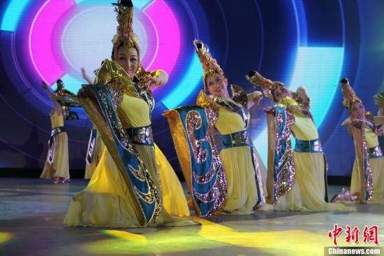 宁波广场舞大赛激情四溢 大妈盛装上阵展身