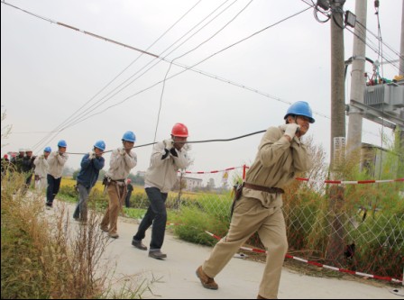 加大投入改造建设农村电网