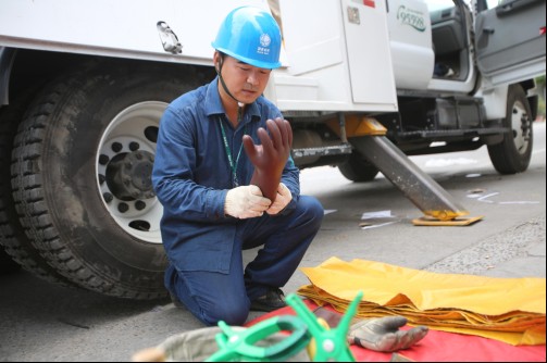 带电作业不误百姓用电