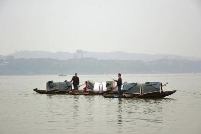 长江捞尸人的江湖法则：不拉上船套绳水中拉着走