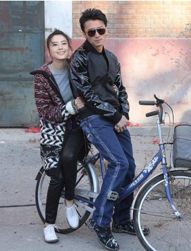 谢霆锋秀水街登三轮 与高圆圆拍激情戏尴尬[图