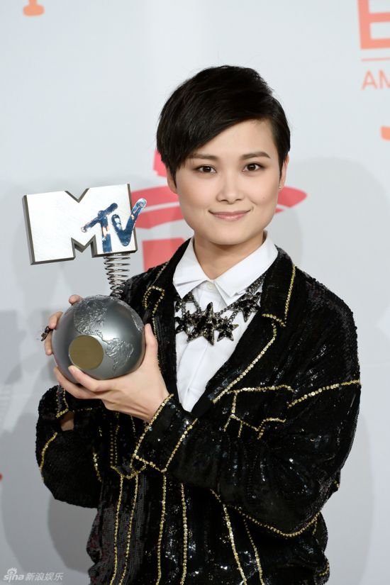 李宇春获全球最佳艺人 激动拥抱男主持