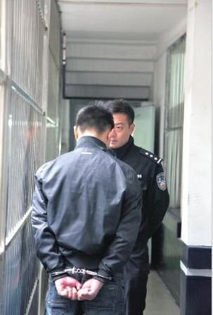 15岁少年<em>强奸</em>抢劫大学毕业生 <em>女警</em>用计将其抓