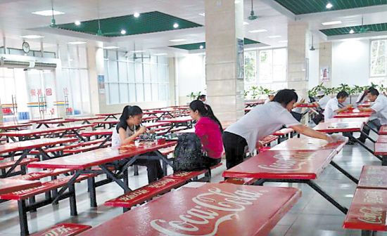 发生学生呕吐事件后,学校食堂冷清了很多 文/图 记者 许琛 实习生 刁