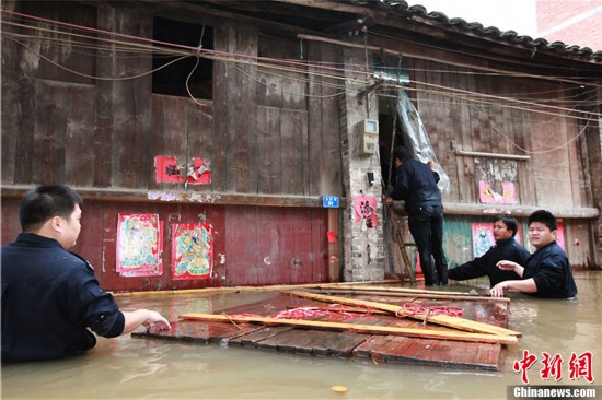 广西多条乡镇街道水淹成河 民众划船出行