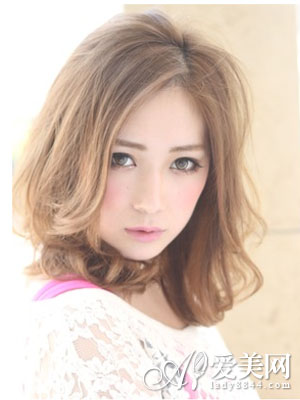 中分发型<a href=http://www.lianhenet.com/pic/ target=_blank class=infotextkey>图片</a> 清爽修颜增添气质感