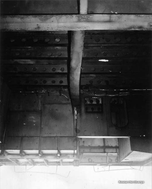 美国航母惨遭台风的蹂躏