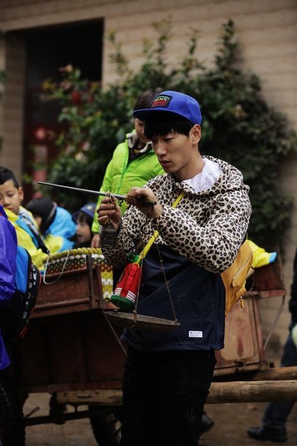 《爸爸去哪儿》第六期:张亮卖儿子天天筹路费