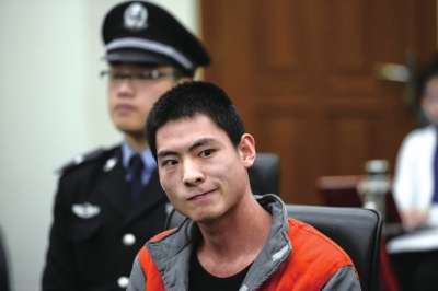 男子刺死劝阻者表悔意 其行为涉嫌故意杀人罪