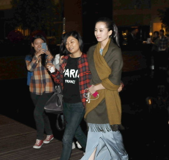 吴奇隆似秘密探班女友刘诗诗 酒店外无人识(组