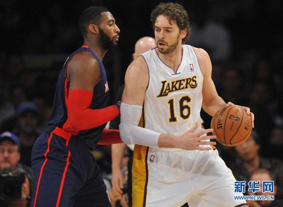 NBA常规赛:湖人胜活塞