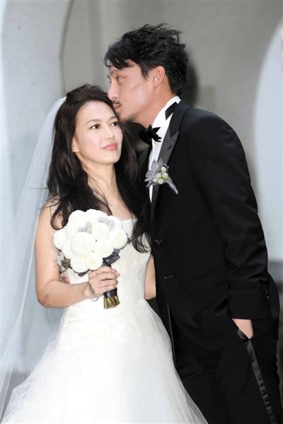 张震大婚舒淇接受捧花落泪 王家卫"少剪戏"当礼物