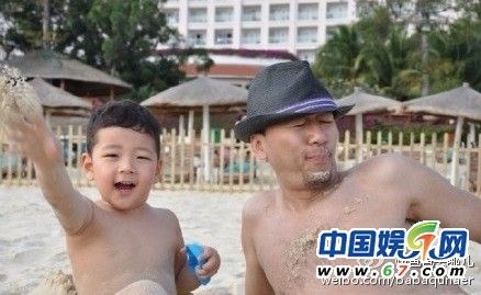 郭涛儿子小石头沙滩照 惊现人鱼线身材超过张