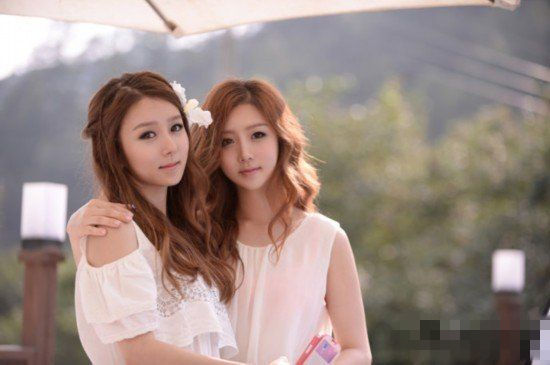 韩国双胞胎姐妹整容变女神