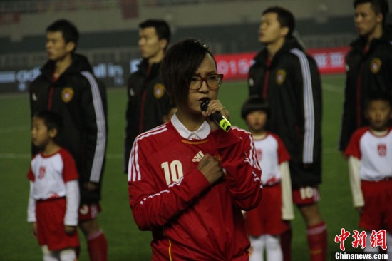 国足平沙特 球迷造势助威举中国梦足球梦横幅