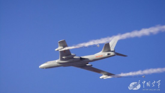 组图:我军轰油6紧急空中放油照片曝光