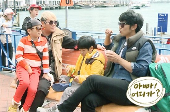 《爸爸去哪儿》曝新西兰花絮 民律与羊驼互动