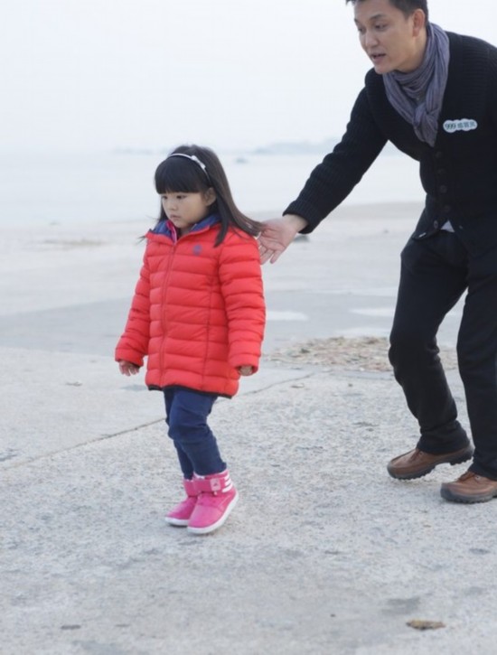 高清:爸爸最新花絮曝光 Kimi玩风车森碟钓鱼欢