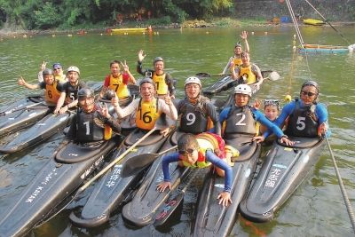 扬桨吧皮艇上的风采 福州一群白领组建独木舟