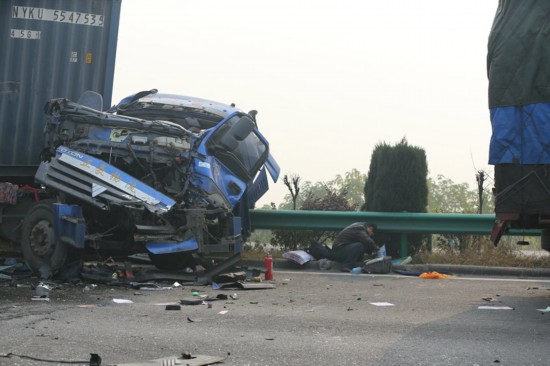 合肥高速發生汽車連環相撞事故2死25傷【組圖】【3】