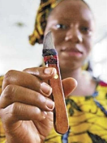 惨无人道!现场实拍印尼女孩神秘割阴手术(图)