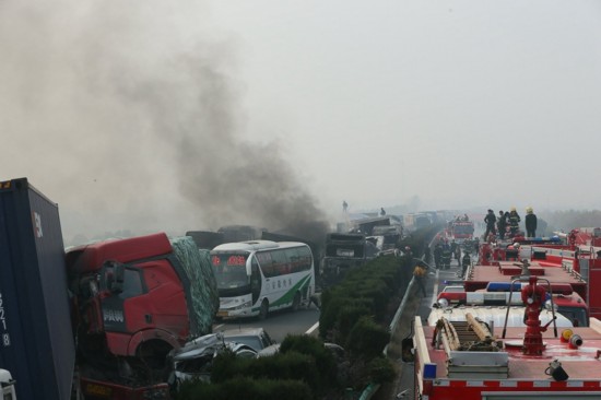 合肥高速發生汽車連環相撞事故2死25傷【組圖】