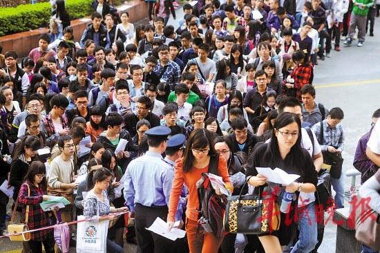 广东9万人今早赴国考& 最担心申论难度加大